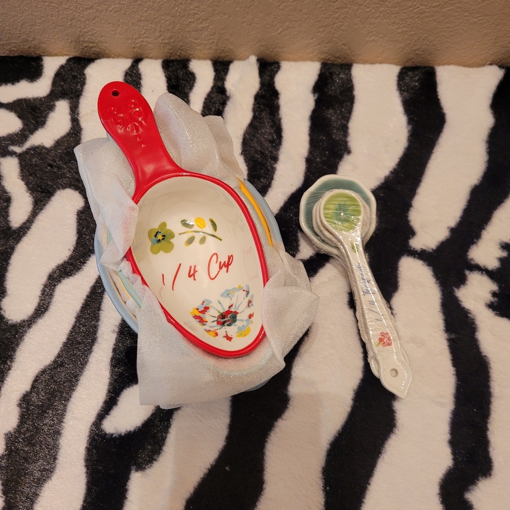 NIB Set-Ceramic Floral Butter Dish with salt & pepper shakers + measuring set - Picture 9 of 11